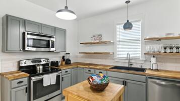 Rumah, 4 kamar tidur | Dapur pribadi | Lemari es, oven, mesin pembuat kopi/teh, dan pemanggang roti