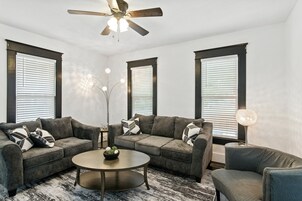 Casa, 4 quartos | Área de estar | Smart TV, serviços de streaming