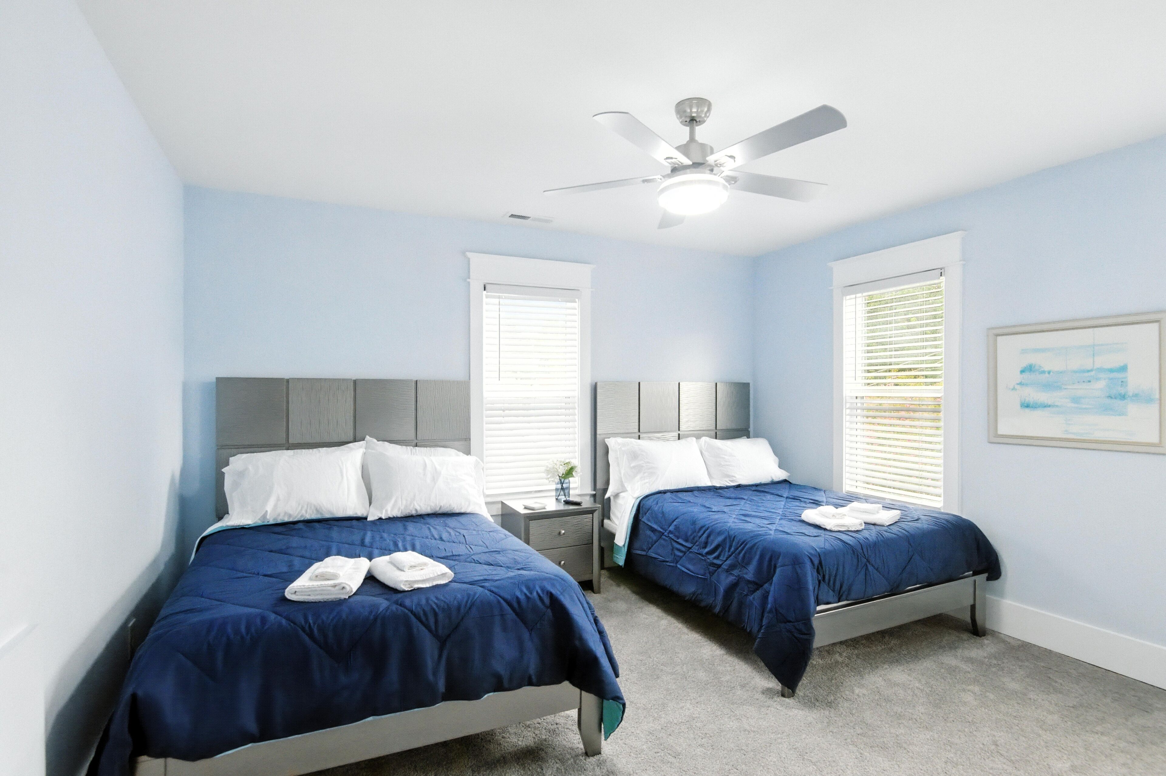 4 عدّة غرف نوم ومكتب ومساحة عمل للكمبيوتر المحمول ومكواة/لوح كي