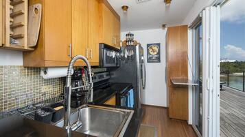 Villa, 3 habitaciones | Cocina privada | Refrigerador, horno, cafetera y tetera y tostadora