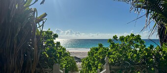 Hibiscus Hill Guest House - Elegant Garden Oasis, Pink Sand Bch 4 Bedroom Home