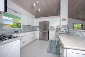 House, 3 Bedrooms | Private kitchen