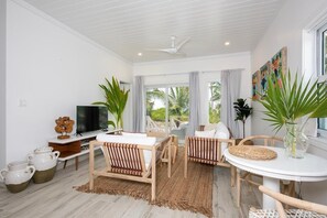 Bangalô, 1 quarto | Área de estar | Smart TV