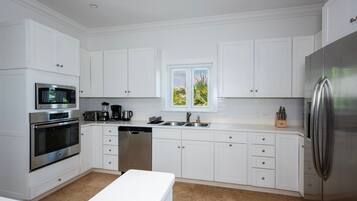 House, 3 Bedrooms | Private kitchen | Fridge, oven, coffee/tea maker, toaster