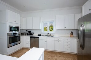 House, 3 Bedrooms | Private kitchen | Fridge, oven, coffee/tea maker, toaster