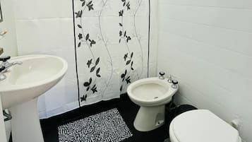 Secador de pelo, bidet, toallas, jabón