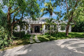 Exterior - Seaduced - Brand New Luxury Beachfront Estate With Pool 4 Bedroom Home (North Palmetto Point)