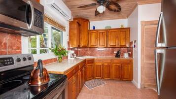 Townhome, 2 Bedrooms | Dapur peribadi | Peti sejuk, ketuhar, pembancuh kopi/teh, pembakar roti
