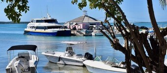 Chat N Chill · Top Floor Condo, Walk To Pink Sands Beach 2 Bedroom Townhouse