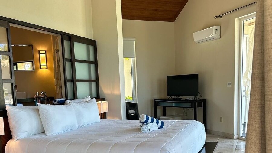 Sky Beach Club Bungalow 3 Steps From Beach W/ Club, Pool 1 Bedroom Bungalow