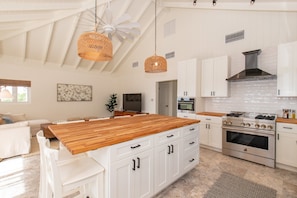 House, 6 Bedrooms | Private kitchen