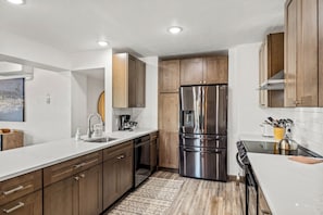 Réfrigérateur, micro-ondes, four, plaque de cuisson