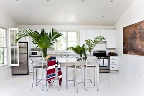 Cottage, 2 Bedrooms | Private kitchen | Fridge, oven