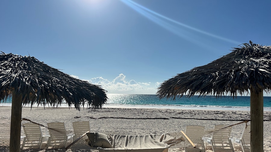 Hibiscus Hill Cricket Pavilion - Retreat Near Pink Sand Beach 2 Bedroom Cottage