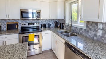 House, 3 Bedrooms | Private kitchen | Fridge, oven, coffee/tea maker, toaster