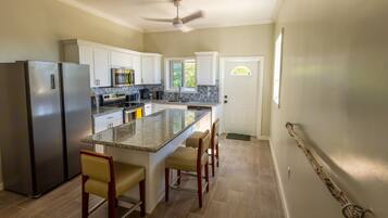House, 3 Bedrooms | Private kitchen | Fridge, oven, coffee/tea maker, toaster