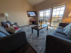 Smart-TV, DVD-Player, Bücher, Computerbildschirme