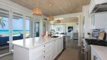 House, 5 Bedrooms | Dapur peribadi | Peti sejuk, ketuhar, pembancuh kopi/teh