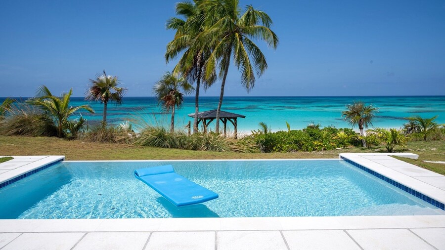 Cricket Beach House-luxurious Beachfront House 5 Bedroom Home