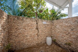 House, 5 Bedrooms | Property grounds - Cricket Beach House-luxurious Beachfront House 5 Bedroom Home (North Palmetto Point)