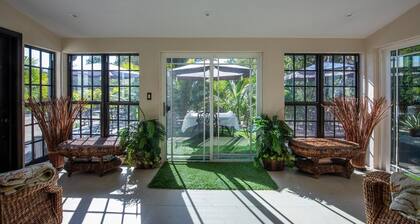 Pilot House - Remodeled Historic Guest House 4 Bedroom Home