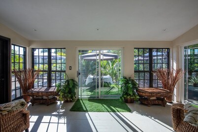 Pilot House - Remodeled Historic Guest House 4 Bedroom Home