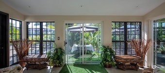 Pilot House - Remodeled Historic Guest House 4 Bedroom Home