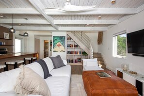 Casa de campo, 2 habitaciones | Zona de estar | Una Smart TV