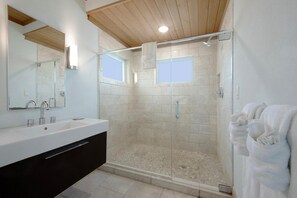Villa, 4 habitaciones | Baño | Toallas