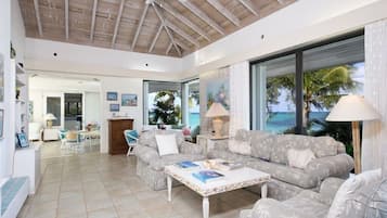 Maison, 3 chambres | Coin séjour | TV connectée