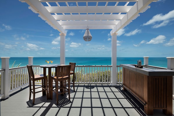 Apartamento, varias habitaciones | Restaurante al aire libre