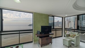 เบสิกอพาร์ทเมนท์ | บริเวณนั่งเล่น | ทีวี