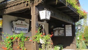 Un edificio bávaro tradicional con un letrero que dice "Landgasthof".