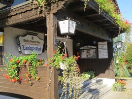 Um edifício tradicional da Baviera com uma placa que diz "Landgasthof".
