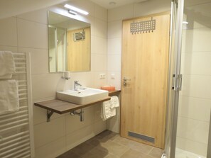 Tweepersoonskamer | Badkamer | Een douche, handdoeken
