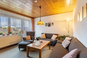 TV - Apartment 'Tannenberg' with Shared Terrace, Private Garden and Wi-Fi (Diemelstadt)