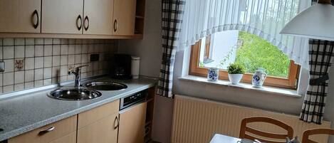 Réfrigérateur, four à micro-ondes, un four, surface de cuisson