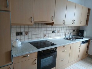 Frigorifero, microonde, forno, piano cottura