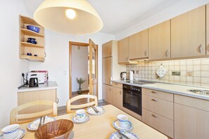 Fridge, microwave, oven, stovetop - Apartment 'Tannenberg' with Shared Terrace, Private Garden and Wi-Fi (Diemelstadt)