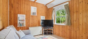 Charming single-storey hideaway with garden access, perfect for couples