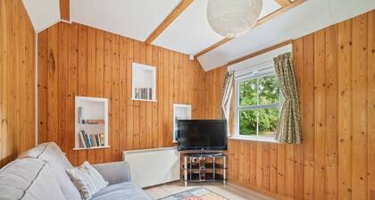 Charming single-storey hideaway with garden access, perfect for couples