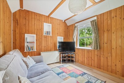 Charming single-storey hideaway with garden access, perfect for couples