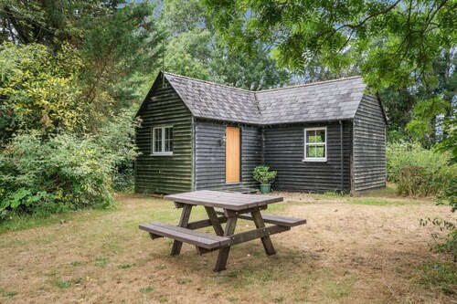 Charming single-storey hideaway with garden access, perfect for couples