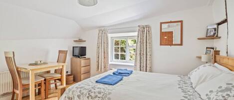 1 bedroom, desk, free WiFi, bed sheets