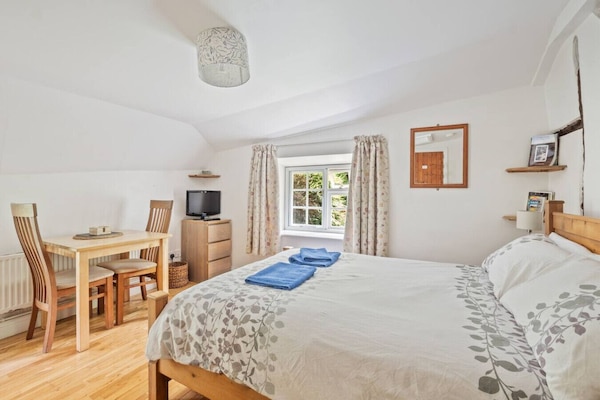 Bright studio with king bed and dining area for two