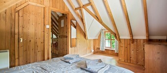 Charming thatched cottage with shared garden, ideal for walkers