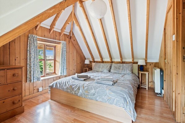 1 bedroom, desk, travel cot, bed sheets