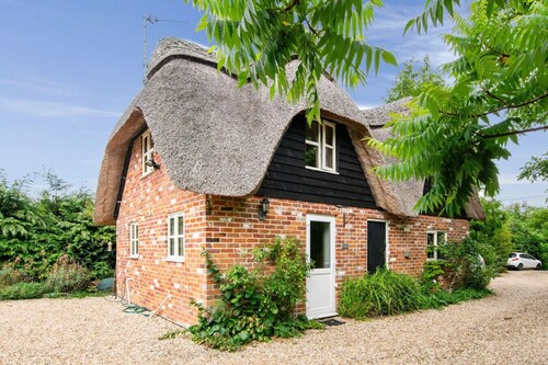 Charming thatched countryside hideaway with beams and garden access