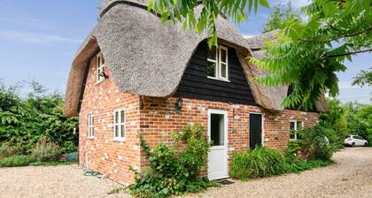 Charming thatched countryside hideaway with beams and garden access