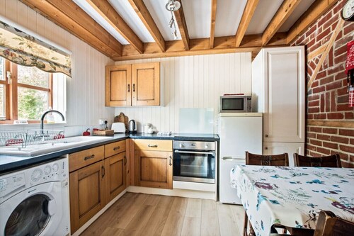 Charming thatched countryside hideaway with beams and garden access